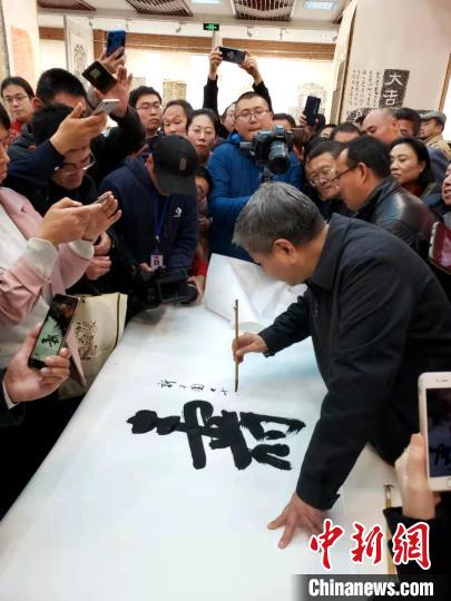 山東省書法家協(xié)會(huì)主席顧亞龍?jiān)诂F(xiàn)場(chǎng)展示書法?！∏锔?攝