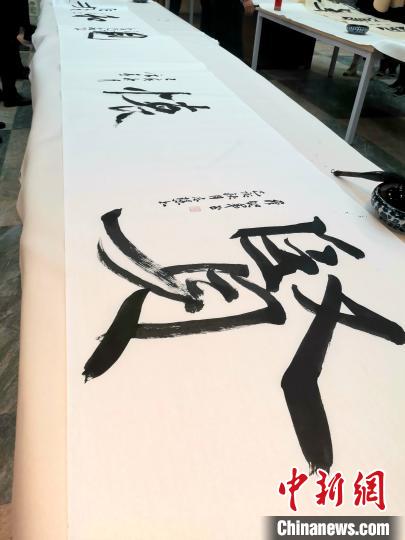 2019“年度漢字”評(píng)選活動(dòng)由山東省語(yǔ)言文字工作委員會(huì)辦公室與山東教育電視臺(tái)共同發(fā)起,，以“禮敬中國(guó)漢字，記錄時(shí)代脈動(dòng),，傳承中華文明”為主題,。　王思羽 攝