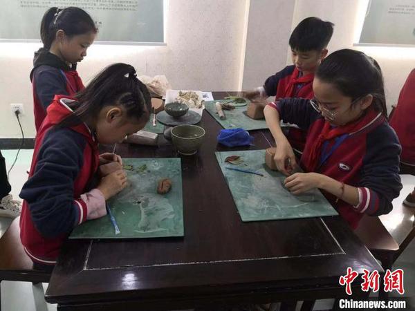 圖為慈溪市匡堰鎮(zhèn)實(shí)驗(yàn)學(xué)校青瓷特色教育現(xiàn)場(chǎng)?！×植?攝