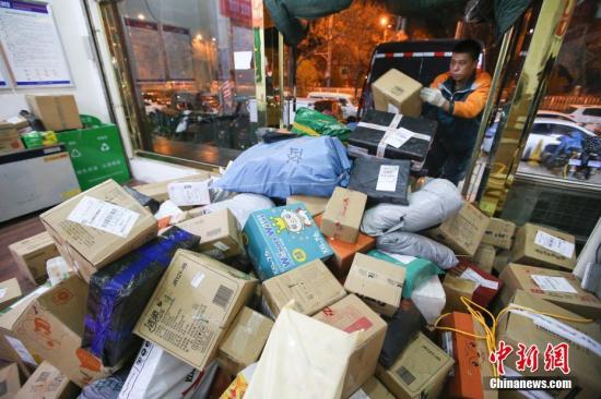 資料圖：物流業(yè)工作人員給快遞卸車,。<a target='_blank' href='http://www.chinanews.com/'>中新社</a>記者 張云 攝