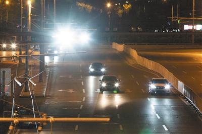 11月12日,，安定門外大街主路，耀眼的監(jiān)控補光燈照射車輛,。新京報記者 李凱祥 攝