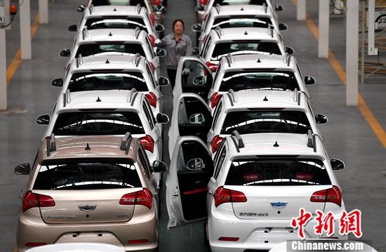 資料圖為福建省永安市，工作人員在中科動力(福建)新能源汽車有限公司生產(chǎn)線上工作,。<a target='_blank' href='http://www.chinanews.com/'>中新社</a>記者 張斌 攝