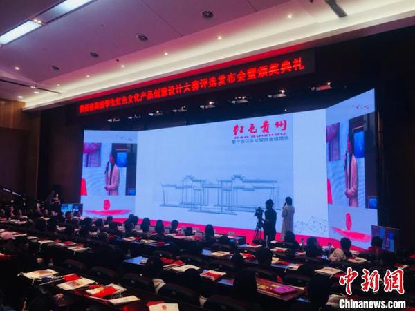 圖為獲獎(jiǎng)選手講述設(shè)計(jì)理念,。張偉 攝