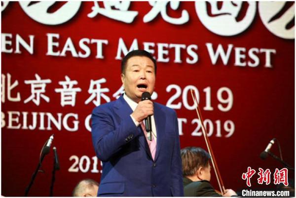 嚴彬現(xiàn)場演唱《胸有朝陽》,。主辦方供圖