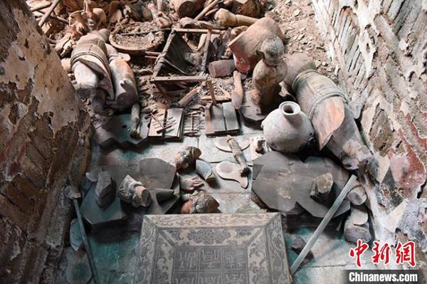 圖為墓葬甬道隨葬品?！「拭C省文物考古研究所供圖 攝