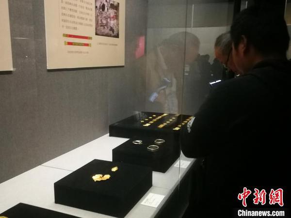 參觀金銀器物展覽的民眾?！±顣詡?攝