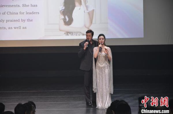 第十屆中國(guó)(廣州)國(guó)際演藝交易會(huì)暨首屆絲綢之路國(guó)際劇院聯(lián)盟旅游演藝投洽會(huì)(以下簡(jiǎn)稱“演交會(huì)”),，25日在廣州大劇開幕?！〗逶?攝