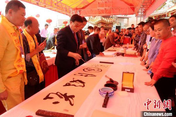 兩岸書畫家現(xiàn)場交流互動(dòng)揮墨書寫,。　張金川 攝