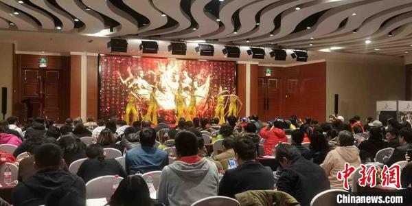 觀眾觀看現(xiàn)場(chǎng)表演的敦煌飛天舞?！≠R小麗 攝