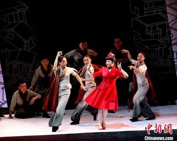《美麗生活》劇照,，該劇大膽在京劇中應(yīng)用了許多音樂劇元素,。武漢京劇院供圖