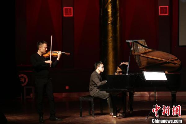 旅俄青年小提琴演奏家姜提,，留俄青年鋼琴演奏家,、廣州大劇院鋼琴指導教師白子恒組合表演?！〗獫?攝