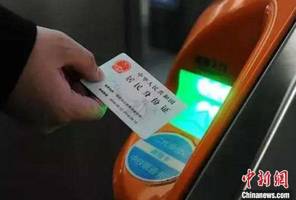 旅客刷身份證即可進站乘車,。中國鐵路上海局集團有限公司供圖