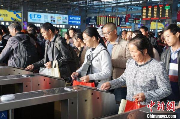  資料圖：鐵路旅客憑有效購票身份證件原件進站乘車,。 楊華 攝