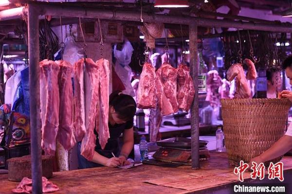 資料圖：重慶一農(nóng)貿(mào)市場內(nèi)的商家掛滿充足的豬肉,。中新社記者 陳超 攝