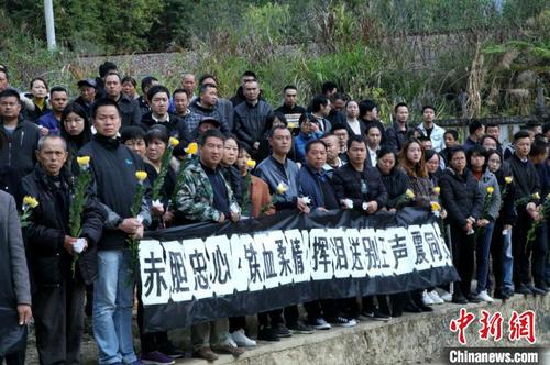 29日上午10時(shí),，因公犧牲的王聲震遺體告別儀式在福建省將樂(lè)縣殯儀館舉行,，社會(huì)各界人士近千人到場(chǎng)送別,。