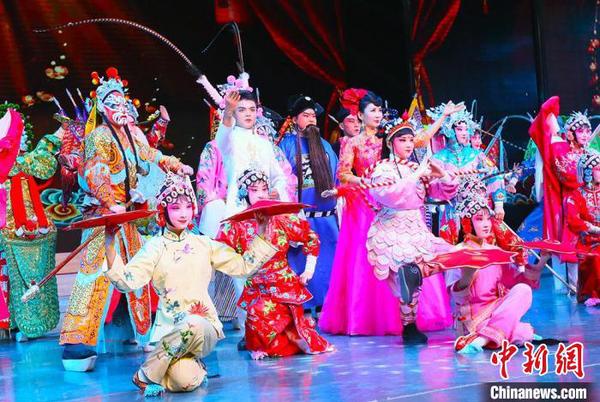 圖為甘肅省文理學(xué)院戲曲表演專業(yè)學(xué)生登臺(tái)演出前化妝,?！「呖档?攝