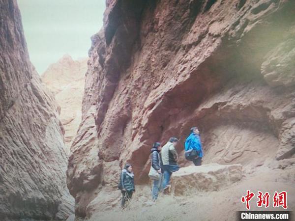 新疆庫車大峽谷在崖壁首次發(fā)現(xiàn)飛天浮雕壁畫,?！⊥踅◤?攝