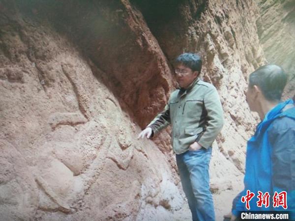 新疆庫車大峽谷在崖壁首次發(fā)現(xiàn)飛天浮雕壁畫?！⊥踅◤?攝