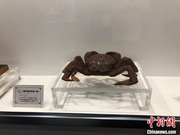 圖為“橫行海內(nèi)外第一蟹”木雕作品,。　林波 攝