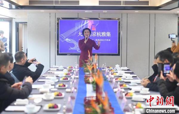 浙江小百花越劇院院長(zhǎng),、梅花獎(jiǎng)得主,、國(guó)家一級(jí)演員王濱梅。　王剛 攝