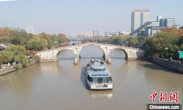 京杭藝術(shù)家泛舟大運(yùn)河上,?！⌒燔?攝