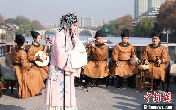 浙江昆劇團(tuán)國(guó)家一級(jí)演員楊崑在運(yùn)河邊表演昆曲,。　徐軍 攝
