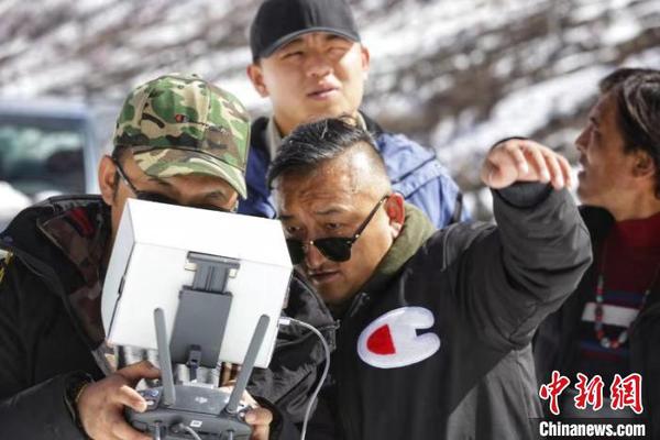 涉藏紀(jì)錄片《極地通途》于12月9日在《西藏衛(wèi)視》首播,，講述人與公路的故事,。圖為拉巴歐珠(前排左二)帶著團(tuán)隊(duì)拍攝該紀(jì)錄片(12月9日 紀(jì)錄片截屏圖) 紀(jì)錄片制作方供圖 攝
