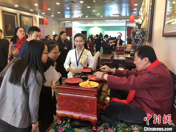 從山西,、全國到國外,，山西工藝美術(shù)集團(tuán)一步步擴大交流范圍，為山西的工藝美術(shù)從業(yè)人員,、大師及愛好者,，搭建展示、交流,、合作,、研討、開發(fā)的交流平臺,?！∈茉L者供圖 攝