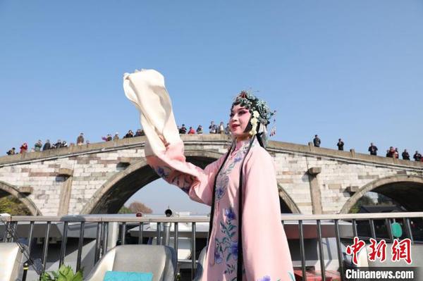 大運(yùn)河京杭雅集活動現(xiàn)場,，浙江昆劇團(tuán)國家一級演員楊崑進(jìn)行表演?！⌒燔?通訊員) 攝