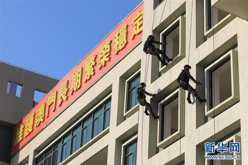 駐澳門部隊特種作戰(zhàn)連戰(zhàn)士在進行反恐演練（2019年11月22日攝）。新華社記者 琚振華 攝
