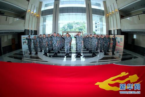 駐澳門部隊官兵在“不忘初心,、牢記使命”主題教育活動中重溫入黨誓詞（2019年7月1日攝）。新華社發(fā)（葉華敏 攝）