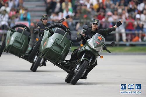 駐澳門部隊舉行軍營開放活動,，女兵進行摩托車駕駛演示（2019年5月2日攝）。新華社發(fā)（葉華敏 攝）
