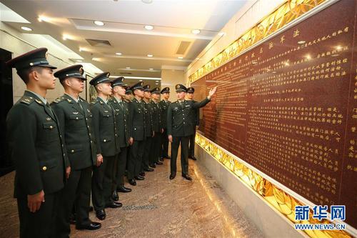駐澳門部隊組織官兵學習刻在新口岸大廈大廳墻上的駐軍法（2019年12月2日攝）。新華社發(fā)（葉華敏 攝）