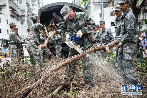 駐澳門部隊官兵幫助抗擊“天鴿”臺風災害,，清理被風吹倒的樹木（2017年8月27日攝）。 新華社發(fā)（葉華敏 攝）