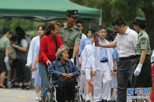 軍營開放活動中,，駐澳門部隊官兵熱心幫助老幼（2019年5月2日攝）,。 新華社發(fā)（葉華敏 攝）