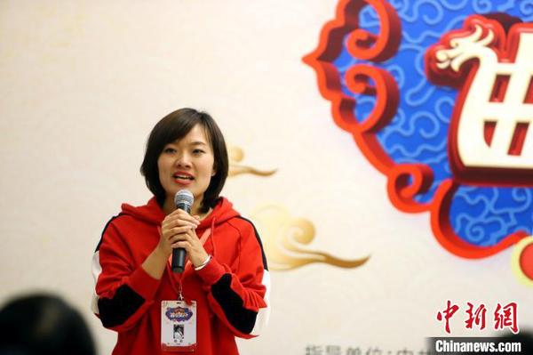 圖為《魚龍百戲》人才計劃演員楊莉發(fā)言?！埖勒?攝
