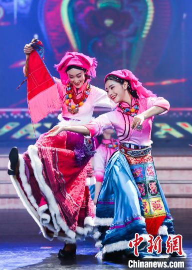 圖為安多衛(wèi)視2020藏歷金鼠新年文藝晚會(huì)《新春的頌歌》錄制現(xiàn)場(chǎng),?！〔彭?xiàng) 攝