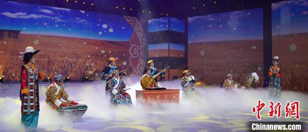 圖為安多衛(wèi)視2020藏歷金鼠新年文藝晚會(huì)《新春的頌歌》錄制現(xiàn)場(chǎng)?！〔彭?xiàng) 攝