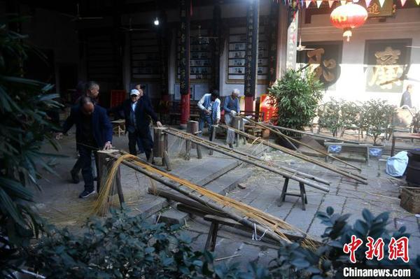 具有千年歷史的郭宅竹編技藝在福州市倉山區(qū)蓋山鎮(zhèn)郭氏宗祠重現(xiàn)?！蚊?攝