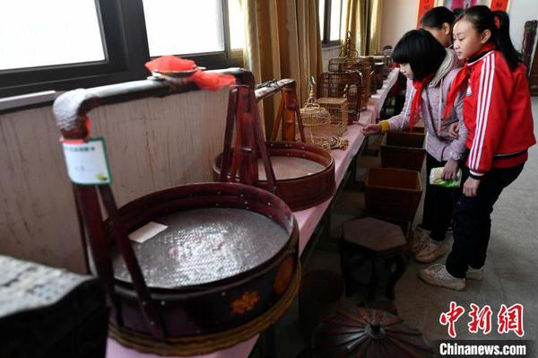 一件件精美的竹制工藝品在福州市倉山區(qū)蓋山鎮(zhèn)郭氏宗祠紅領(lǐng)巾竹編工藝博物館內(nèi)展出,?！蚊?攝