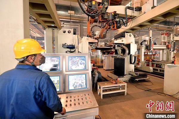 資料圖：車間內(nèi)工作人員進行機器操作。<a target='_blank' href='http://www.chinanews.com/'>中新社</a>記者 李佩珊 攝
