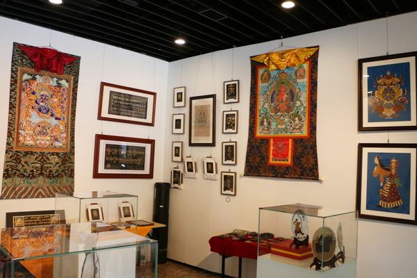 此展區(qū)通過對唐卡藝術及其代表的地區(qū)文化的文創(chuàng)產(chǎn)品展示,，使參觀者從不同的角度了解藏文化，讓更多的人走近唐卡藝術,、了解唐卡文化,。圖為文創(chuàng)產(chǎn)品展區(qū)