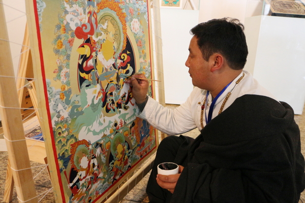 展覽內(nèi)容豐富，精彩紛呈,，除了能近距離感受精美的唐卡藝術,，了解唐卡藝術的發(fā)展歷程，還有機會看到唐卡畫師現(xiàn)場展示,。圖為非遺體驗區(qū),。