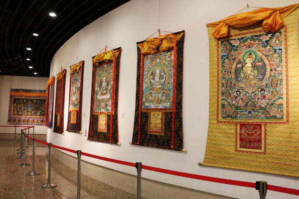 此展區(qū)集中展示熱貢地區(qū)的精美唐卡藝術，熱貢地區(qū)因為多民族的交匯與交融,，使得該地區(qū)呈現(xiàn)出異彩紛呈又迥異不同的文化特征,，“熱貢唐卡”是熱貢藝術最為重要的組成部分，具有極其鮮明的時代及地域風格特征,，是我國乃至世界文化寶庫中的瑰寶,。圖為熱貢唐卡藝術展區(qū)