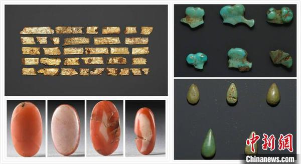 M189出土物品，左上為棺槨上的鐵胎包金飾,，左下為瑪瑙丸,，右上及右下為綠松石飾品。河南省文物考古研究院供圖