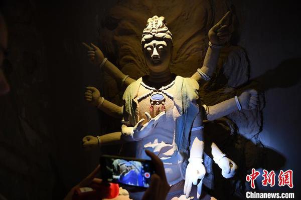 圖為此次復(fù)原出的有佛頭的佛像,。　魏建軍 攝