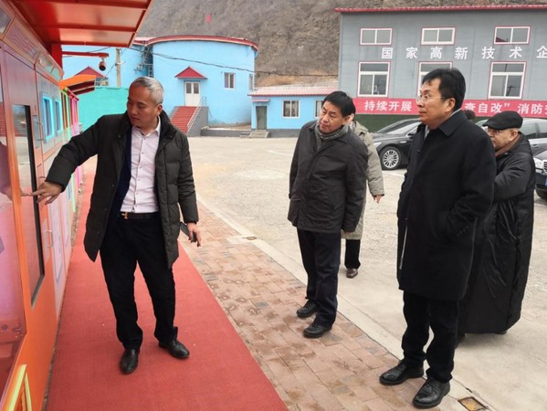 民建會員,、中創(chuàng)華拓科技發(fā)展有限公司董事長楊誠介紹垃圾分類系統(tǒng)