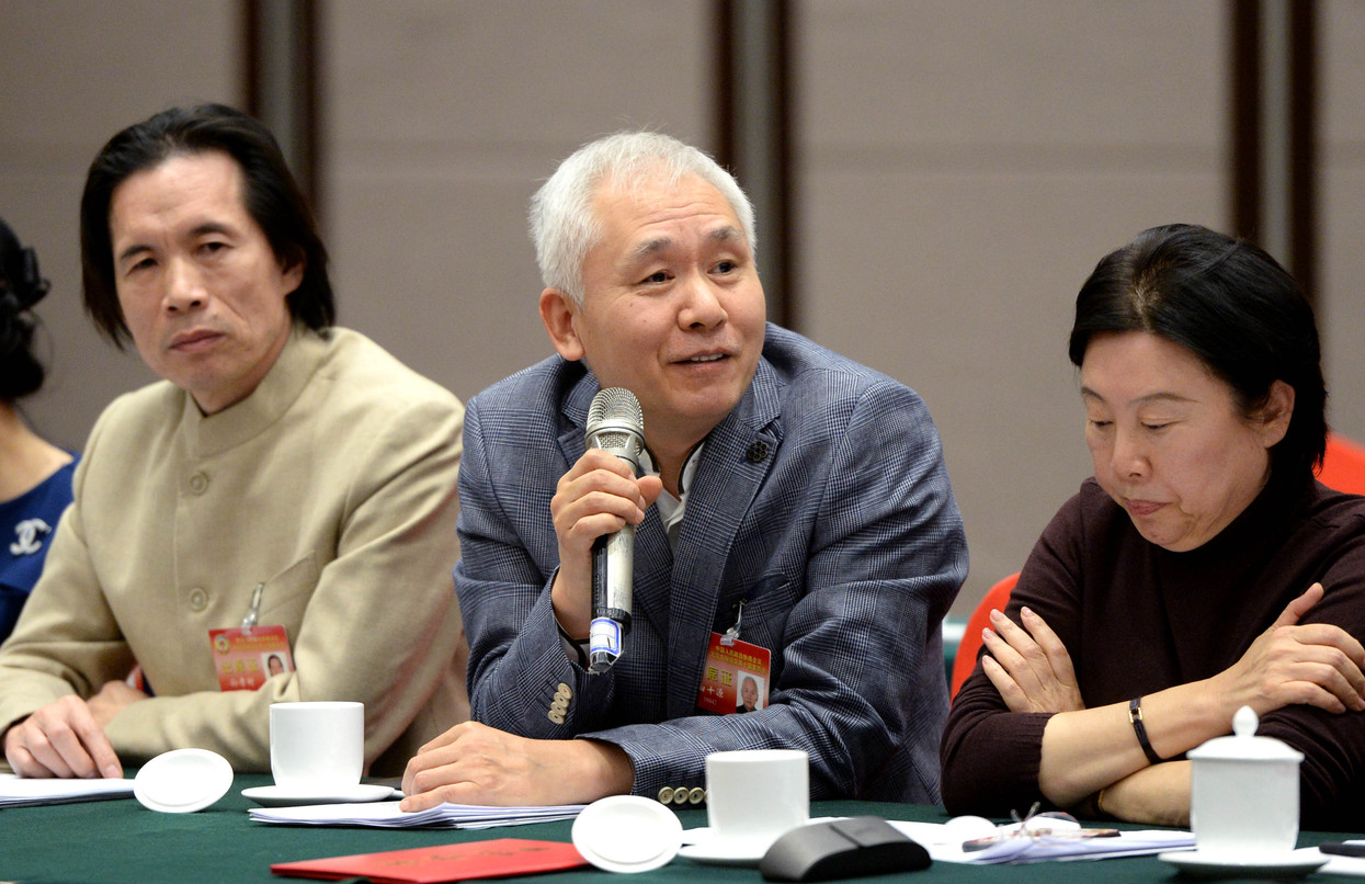 白十源委員（中）在專題協(xié)商議政會(huì)暨委員聯(lián)組討論現(xiàn)場(chǎng)發(fā)言