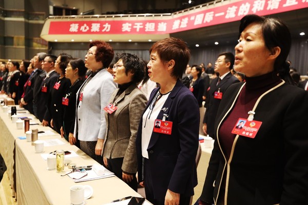 委員們唱國(guó)歌
