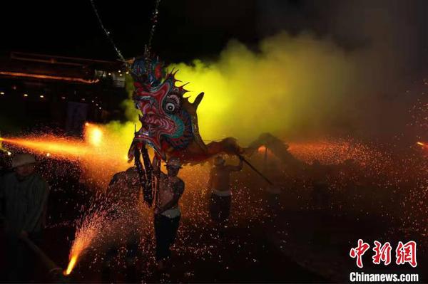 鋼火燒龍,?！≈鬓k方供圖 攝